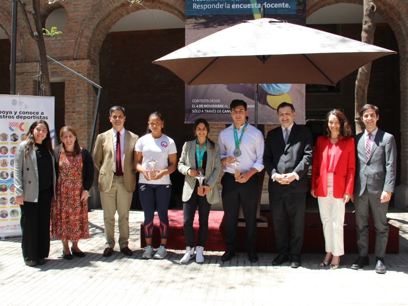 Alumnos y egresada de Derecho UC recibieron reconocimiento tras competir en los Panamericanos Santiago 2023