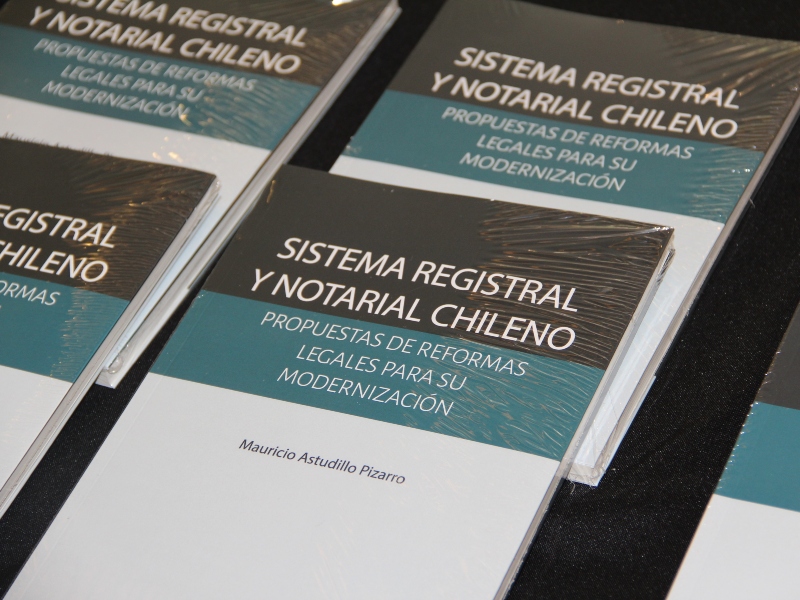 Profesor Mauricio Astudillo presentó libro que analiza el sistema registral y notarial chileno