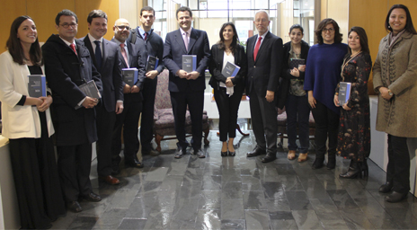 Decano se reunió con equipo de la Revista de Derecho Administrativo Económico tras su indexación en Scopus
