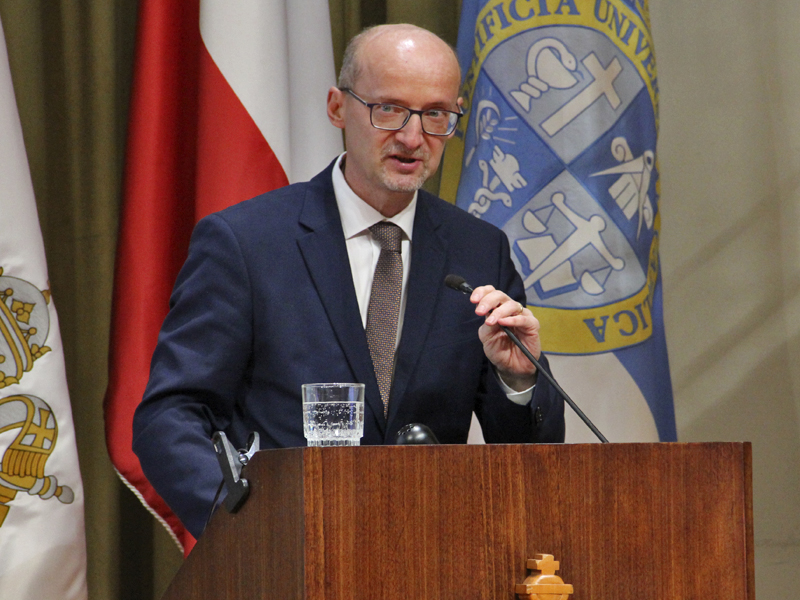 El juez del Tribunal de la Unión Europea, Tíhamer Tóth, dictó la clase magistral de la Ceremonia de Inauguración del Año Académico 2024