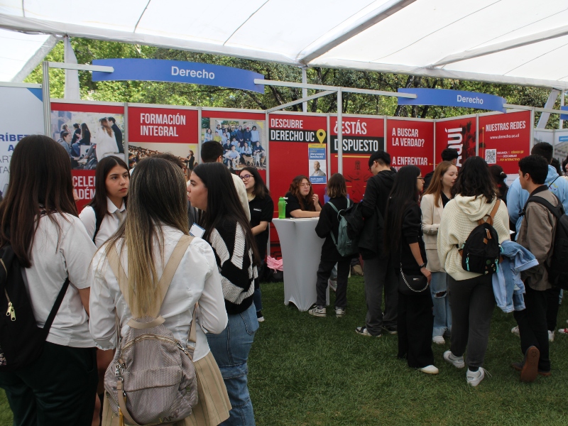 Derecho UC congregó a cientos de estudiantes en la Expo Futuro Novatos y Novatas 2023