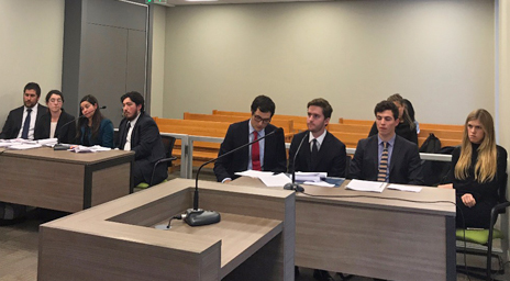 Primer Juzgado de Familia de Santiago realizó ejercicio de audiencias simuladas a alumnos de Clínica Jurídica Derecho UC