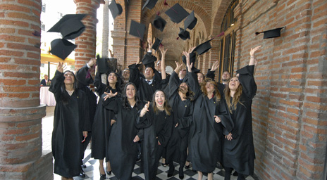 17 nuevos graduados del Programa de Magíster en Derecho de la Empresa, versión Internacional