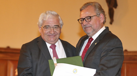 Profesor Raúl Lecaros Z. fue distinguido en el Día del académico UC
