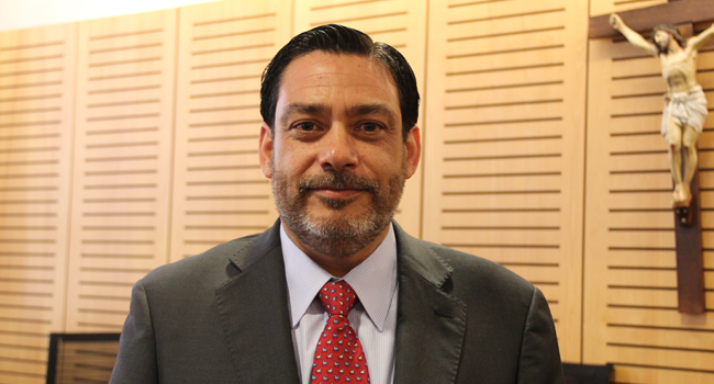 Profesor Enrique Alcalde obtiene distinción sobresaliente Cum Laude en defensa de tesis doctoral