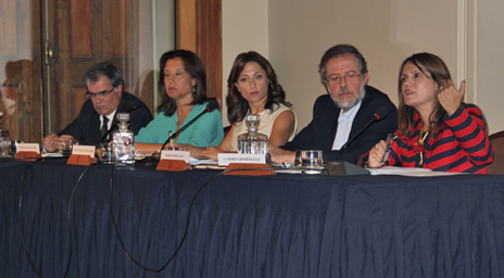 Profesora Carmen Domínguez participó en la entrega de resultados de la Encuesta Bicentenario 2014
