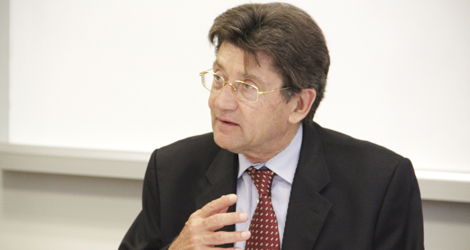 Profesor francés Phillipe Bénéton visitó programa de Doctorado en Derecho UC