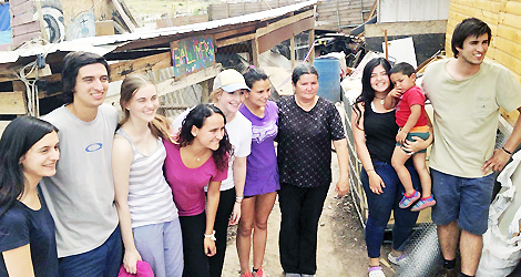 Alumnos Derecho UC realizaron trabajos voluntarios en campamento de Maipú