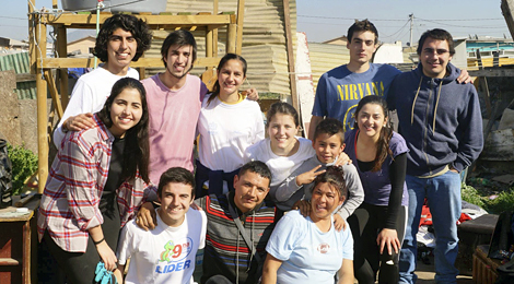 Alumnos Derecho UC celebraron un ‘18 chico’ con pobladores de campamento de San Bernardo