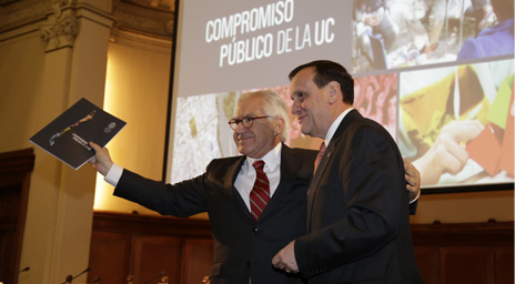 Presentaron libro Compromiso Público de la UC