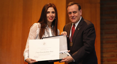 Profesora María Elena Santibáñez recibió Premio Abdón Cifuentes por su aporte al país