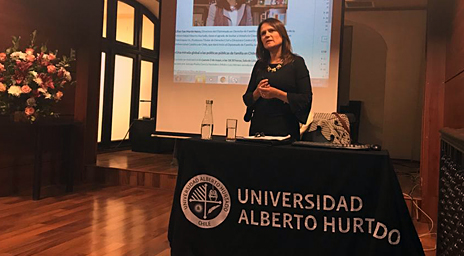Profesora Carmen Domínguez H. dictó clase magistral en la Universidad Alberto Hurtado