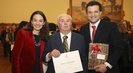 Profesor Eduardo Urrejola  fue reconocido por sus 45 años de trayectoria académica en la UC