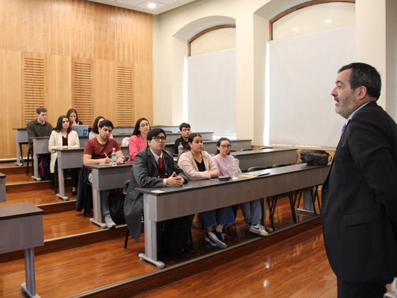 Director de la Academia Judicial expuso en el marco de la iniciativa Jueces para Chile