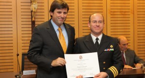 Decano Roberto Guerrero entregado diploma a uno de los graduados