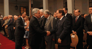 Presidente Piñera saluda a profesores y autoridades de la Facultad de Derecho UC