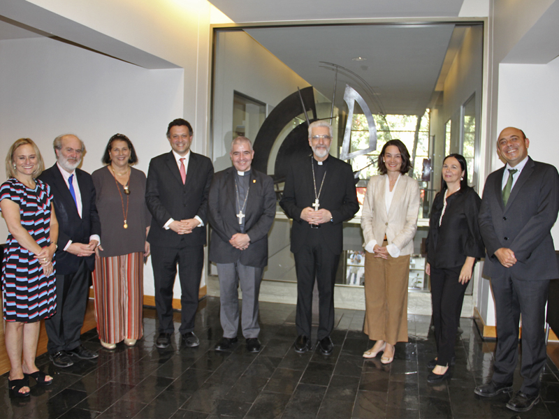 Monseñor Luis Marín de San Martín abordó los desafíos de la sinodalidad en Derecho UC