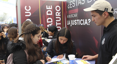 Stand de Derecho UC lideró interés de estudiantes en la Expo Futuro Novato 2019