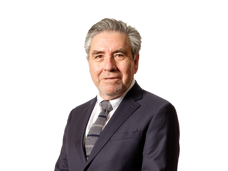Decano nombra al profesor Hugo Cifuentes como nuevo director del Departamento de Derecho del Trabajo y Seguridad Social