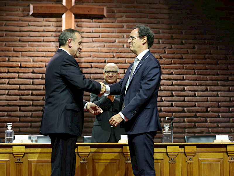 Juan Carlos de la Llera asume como nuevo rector de la UC