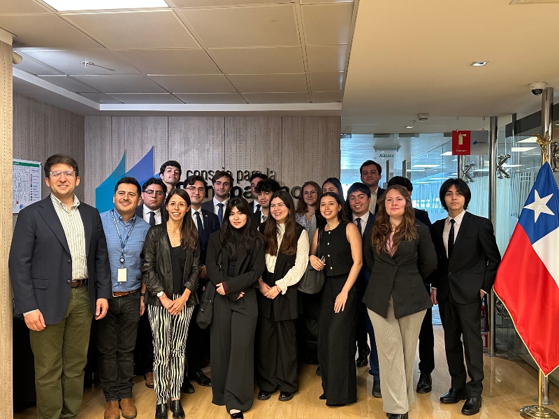 Ayudantes del Programa de Derecho, Ciencia y Tecnología UC visitaron importantes estudios jurídicos, instituciones públicas y empresas privadas