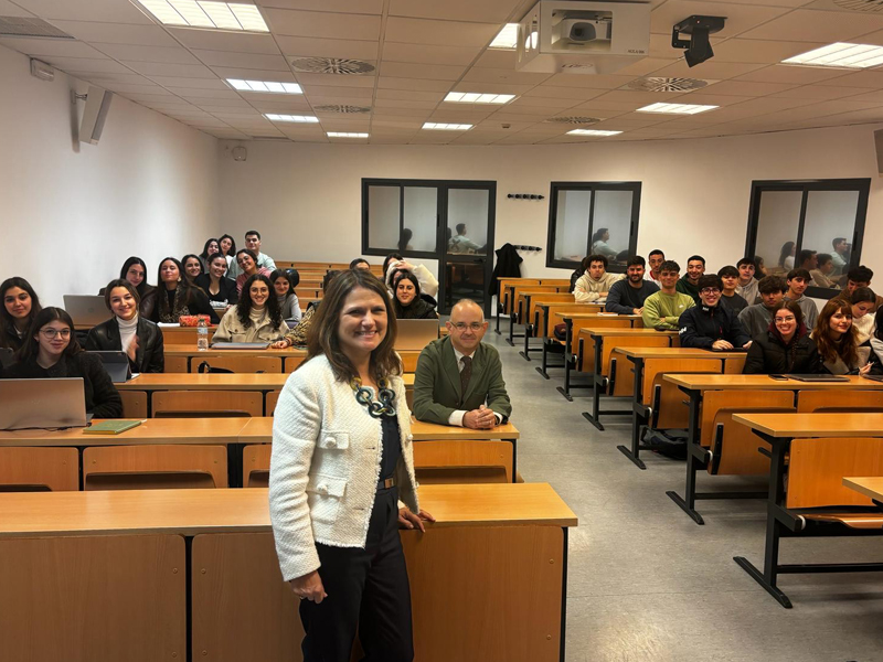 Profesora Carmen Domínguez H. impartió clase magistral a alumnos de la Universidad de Sevilla