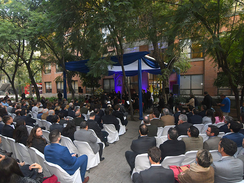 Derecho UC realiza masiva y emotiva ceremonia de nombramiento del edificio “Decano Arturo Yrarrázaval Covarrubias”
