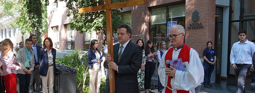 Comunidad Derecho UC participó con entusiasmo en tradicional Vía Crucis de Semana Santa