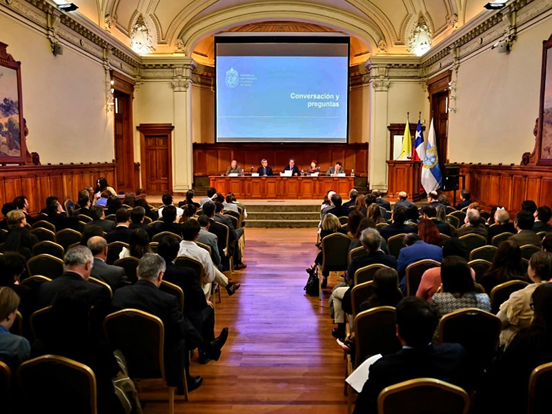 Comunidad Derecho UC se reunió con rector Juan Carlos de la Llera