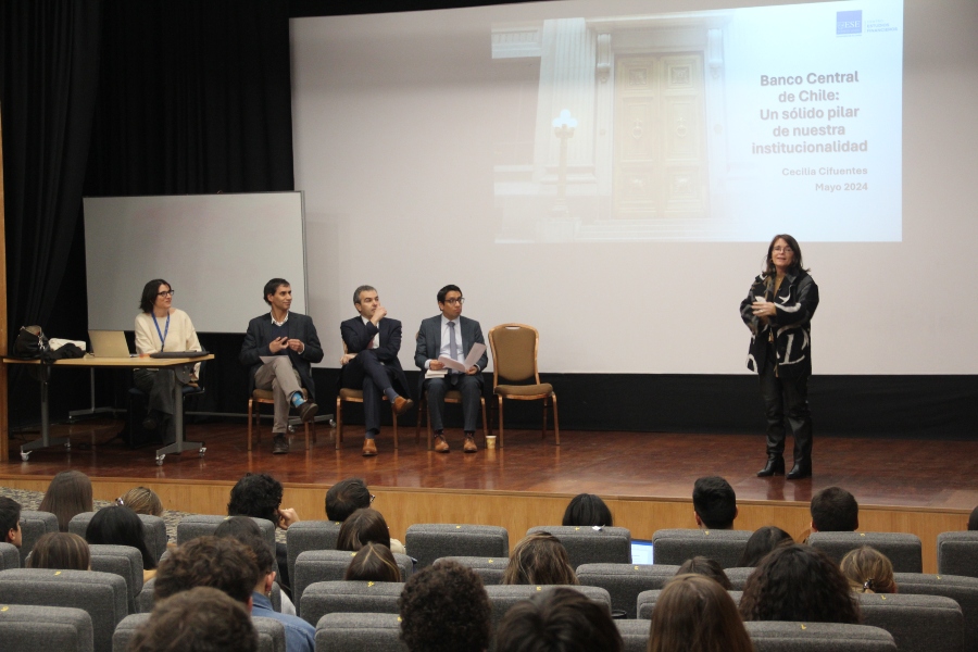 Curso Instituciones del Estado de Derecho chileno organizó seminario sobre la importancia del Banco Central