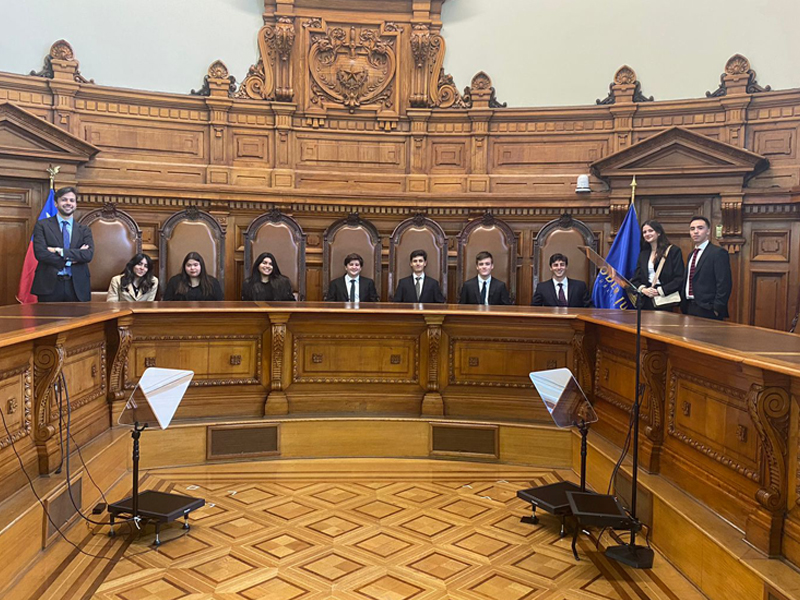 Curso de profesores Ricardo Riesco y Francisco Blavi visitó la Corte de Apelaciones y la Corte Suprema