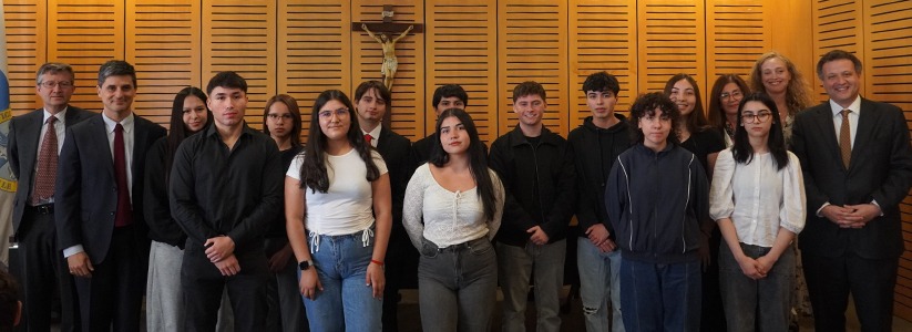 Derecho UC entrega becas de mantención y apadrinamiento para estudiantes de pregrado