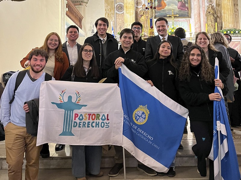 Derecho UC participó en una nueva procesión del Cristo de Mayo