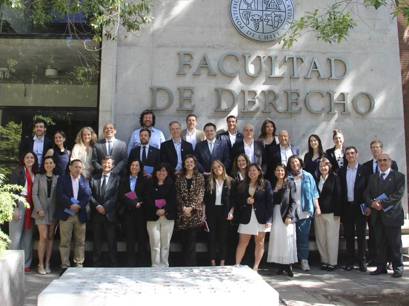 Alumni Derecho UC: decano Bocksang recibe a exalumnos embajadores que colaboraron en el marco de Futuro UC