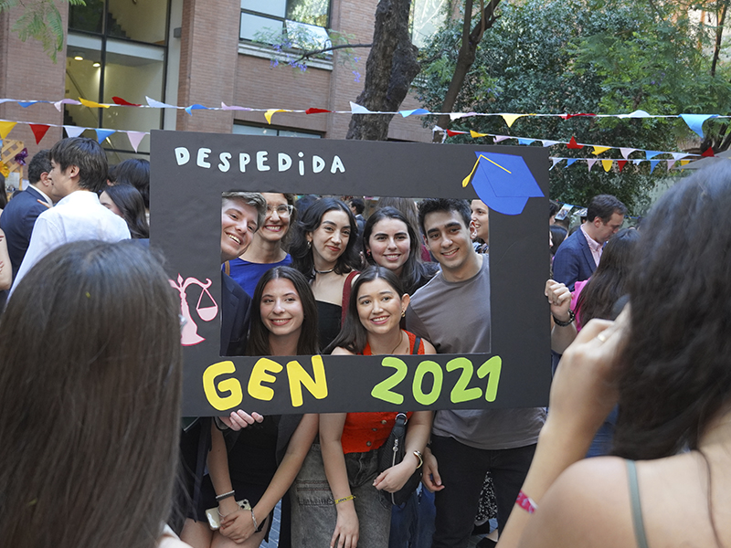 Alumnos de quinto año de Derecho UC celebraron su despedida de egreso de la Facultad