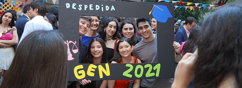 Alumnos de quinto año de Derecho UC celebraron su despedida de egreso de la Facultad