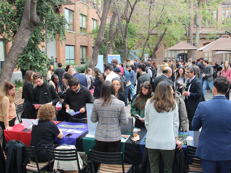 Redes Derecho UC organizó nueva versión de feria de postgrado internacional con foco en universidades de Estados Unidos