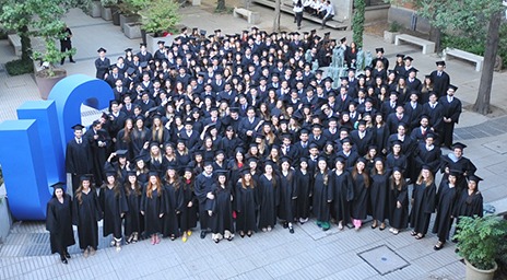 Derecho UC graduó a una nueva generación de estudiantes en masiva ceremonia en Casa Central