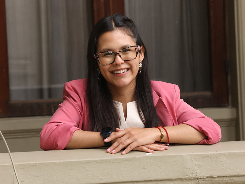 Isidora Uribe, alumna de Derecho UC, recibió el Premio Identidad UC para Estudiantes