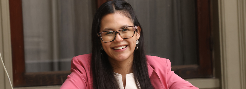 Isidora Uribe, alumna de Derecho UC, recibió el Premio Identidad UC para Estudiantes