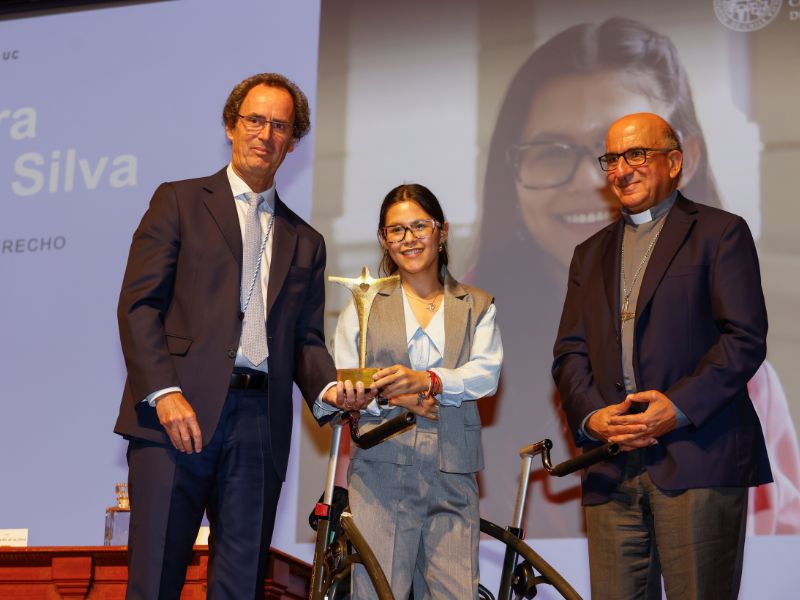 Isidora Uribe tras recibir Premio Identidad UC para Estudiantes: “Para mí, Derecho UC no es sólo un espacio académico e intelectual, sino un espacio en donde se construye desde el cariño y la empatía”