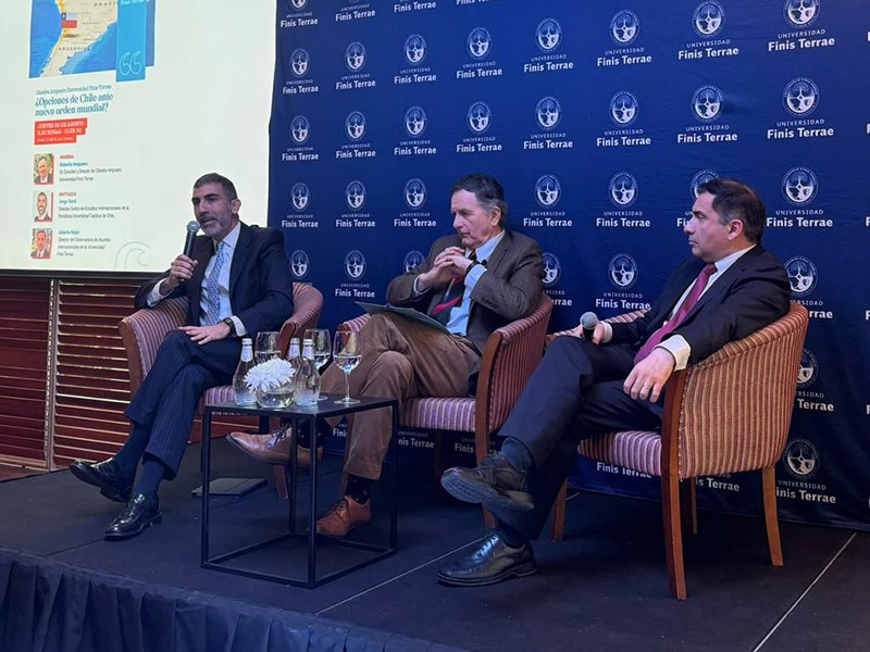 Jorge Sahd analizó en un conversatorio las tendencias políticas regionales y globales 