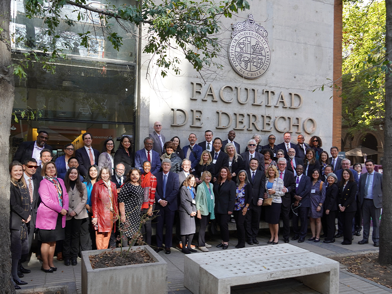 California Judges Association visita Derecho UC para intercambiar experiencias sobre la labor judicial 