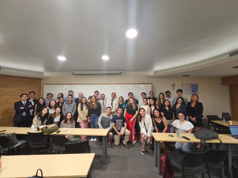Juez de Familia Arturo Klenner dictó clase magistral a alumnos de quinto año de la Clínica Jurídica 