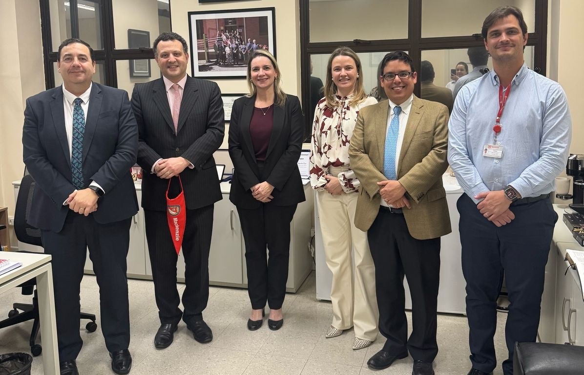 Mackenzie (con el Director de Derecho).JPG