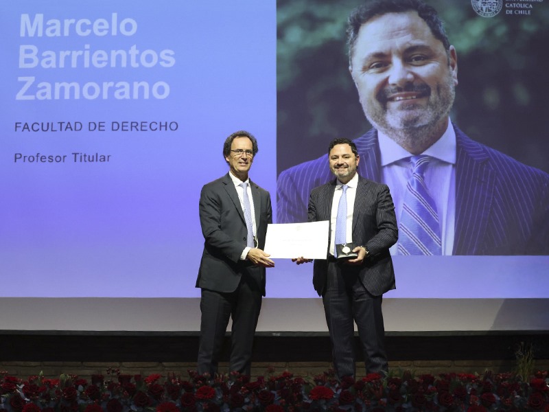 Marcelo Barrientos fue nombrado profesor titular de la UC