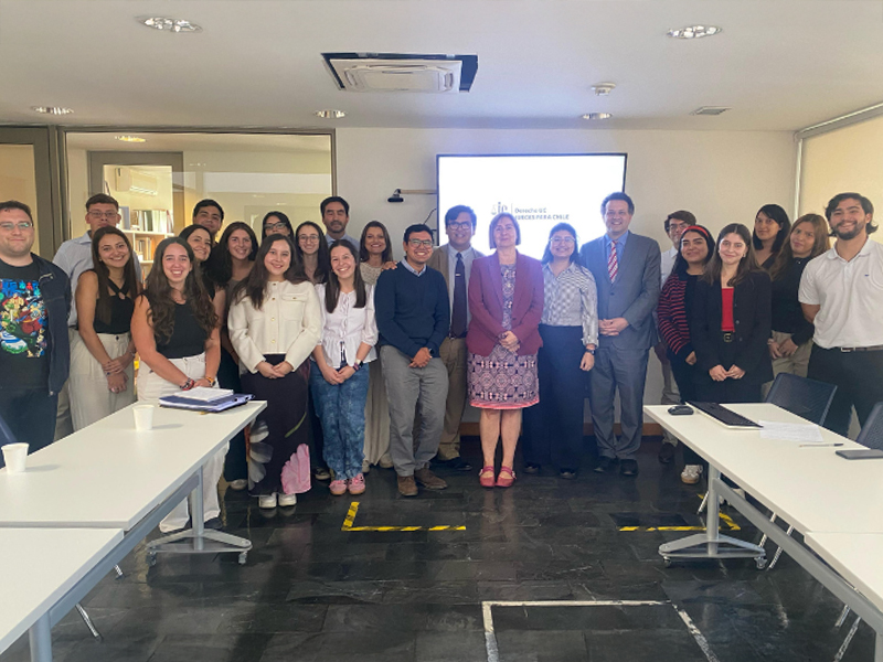 Jueces para Chile, de Derecho UC, da la bienvenida a los alumnos y mentores que formarán parte del programa de mentorías 2025