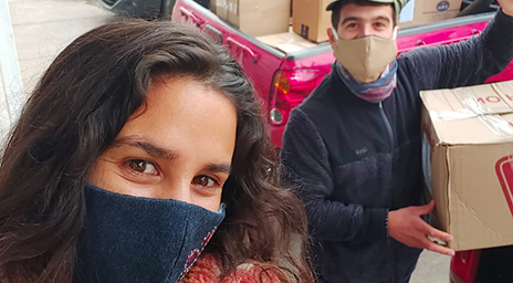 Exalumna Derecho UC Manuela Urroz dona cajas de alimentos en plena pandemia