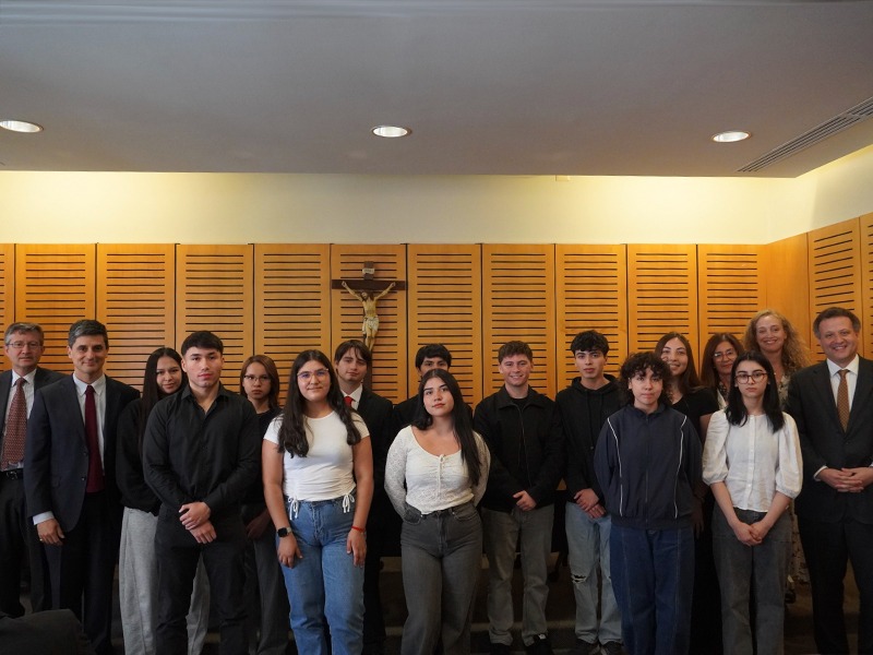 Derecho UC entrega becas de mantención y apadrinamiento para estudiantes de pregrado