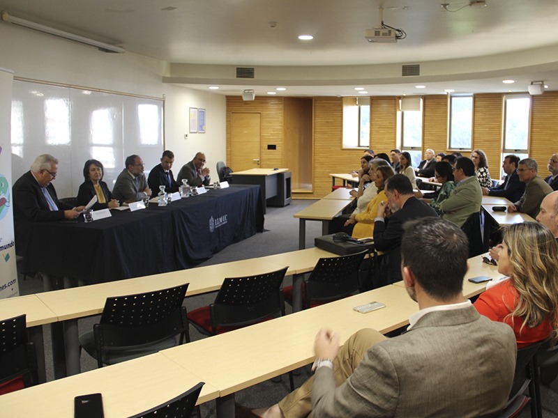 Exalumno del LLM UC presentó libro sobre procedimientos disciplinarios y el debido proceso